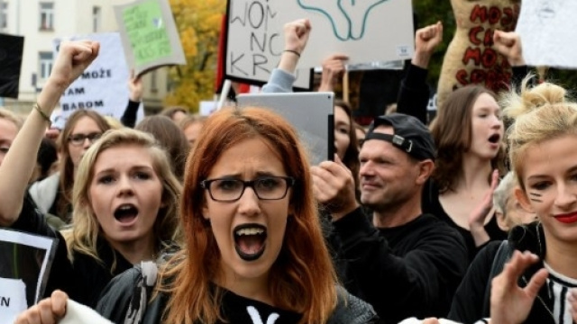 Black Monday, le donne polacche scendono in strada per rivendicare il proprio diritto a scegliere