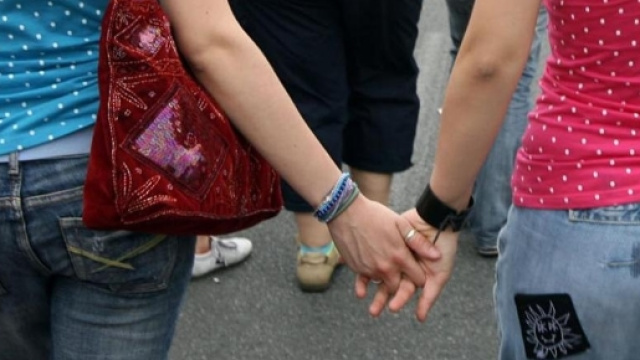 Genitori prendono a pugni la fidanzata della figlia - La Stampa - lastampa.it