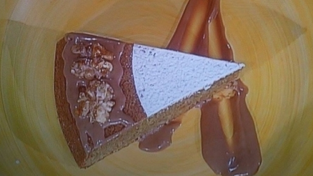 La ricetta della torta alle noci di Sal De Riso