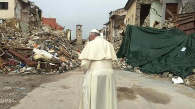 "Silent prayer", il papa davanti alle rovine di Amatrice