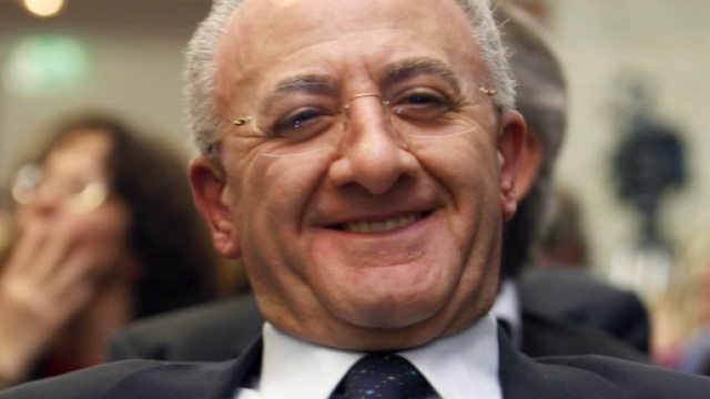 Vincenzo De Luca si scaglia contro il Movimento 5 Stelle e il Pd.