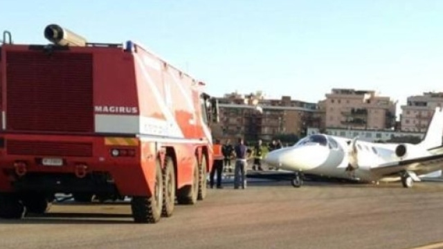 Aereo esce fuori pista a causa di un guasto al carrello