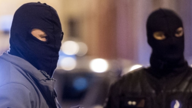Bruxelles sotto attacco, due poliziotti accoltellati e continui allarmi bomba