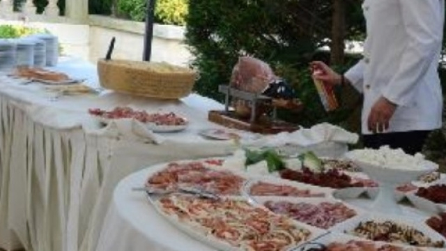 Cameriere spruzza insetticida sul buffet degli sposi