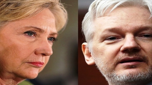 Hillary Clinton e Julian Assange.