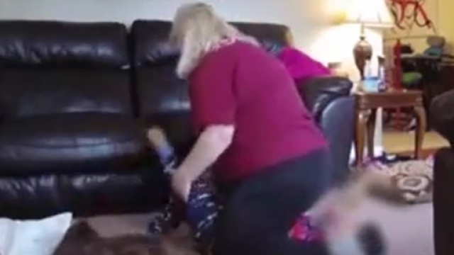 La foto mentre la ritrae durante i maltrattamenti