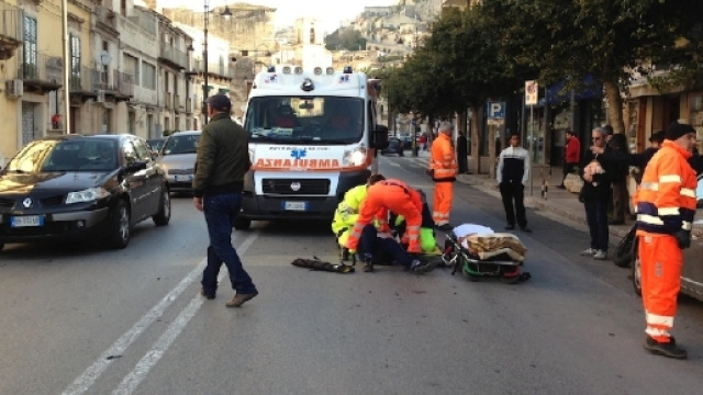 Muore investito in seguito all'impatto contro l'autobus.