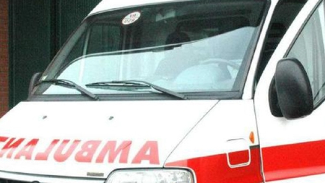Tragico suicidio in Calabria, donna si lancia dal terzo piano