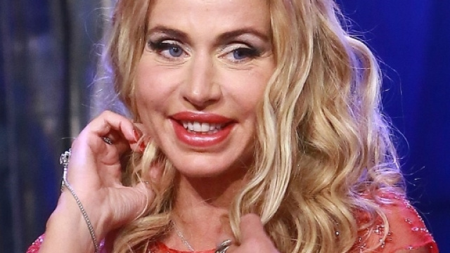 Valeria Marini e Pamela Prati: acqua benedetta contro Mariana - ladyblitz.it