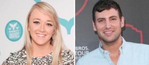 Screenshot of Meghan Mccarthy, Destorm, Alx James, and The Gabbie Show, via Wikihow