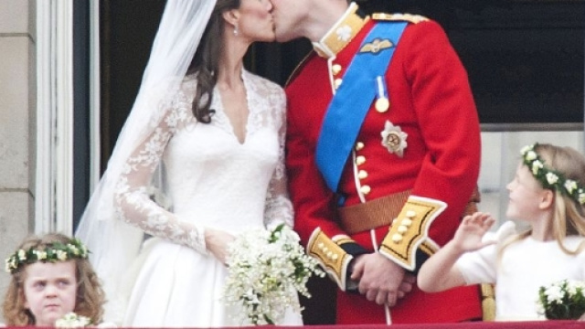 Il bacio tra Kate Middleton e William d'Inghilterra nel giorno delle loro nozze.