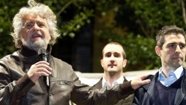 Il capo del M5S Beppe Grillo con il sindaco di Parma, Federico Pizzarotti