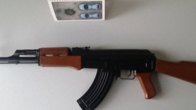 Il Kalashnikov sequestrato dalla Polizia ai due minori a Nuoro.