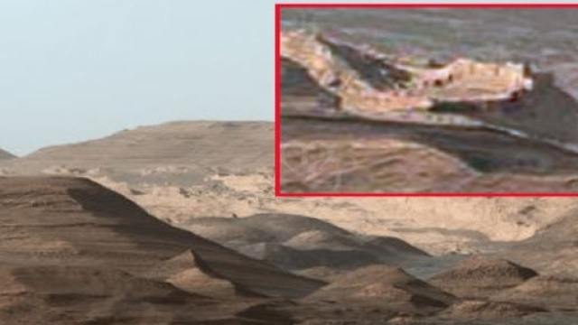 L'immagine della presunta 'citt&agrave; aliena' proveniente dal Rover Curiosity.