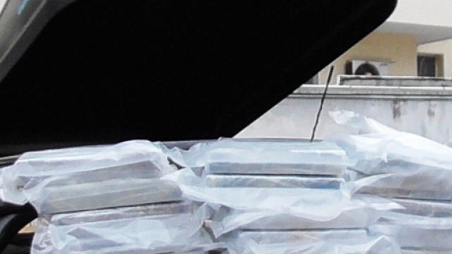 La polizia ha sequestrato 20 chili di cocaina nell'auto guidata da Aldo Defraia (foto piccola in basso a destra).