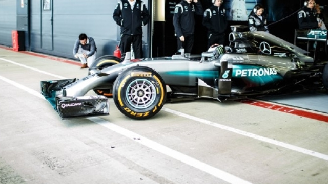 Lorenzo prova la Mercedes di Hamilton