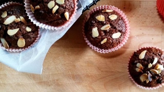 Muffins con farina di farro, ciccolato e mandorle