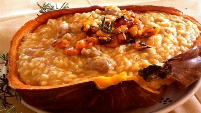 Risotto alla zucca e salsiccia, servito nella zucca