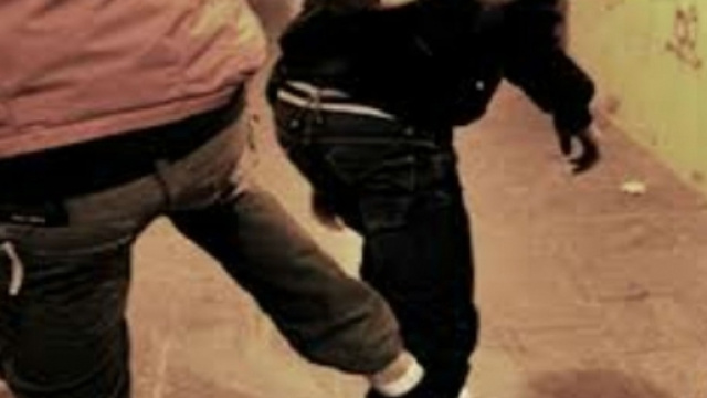 Rissa fuori dalla scuola a Napoli.