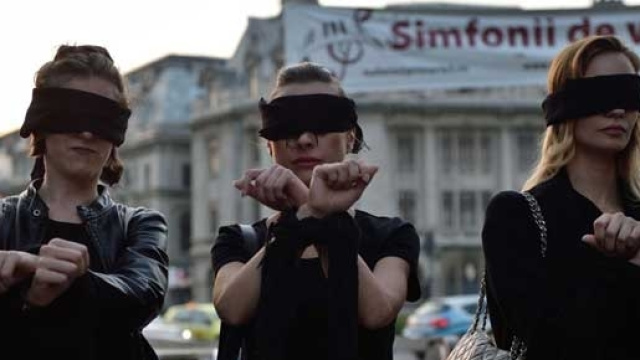 Un momento della manifestazione che ha visto le donne polacche vestirsi di nero per sostenere il diritto alla libert&agrave; di scelta in merito all'aborto