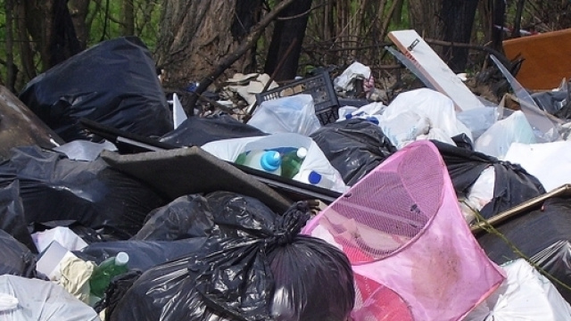 Cumolo di rifiuti contenente organico ma, ben visibili, anche plastica e materiali ferrosi