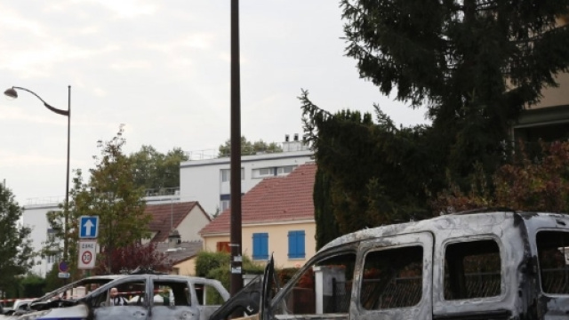 Francia, molotov contro poliziotti a sud di Parigi: 4 feriti, due ... - repubblica.it