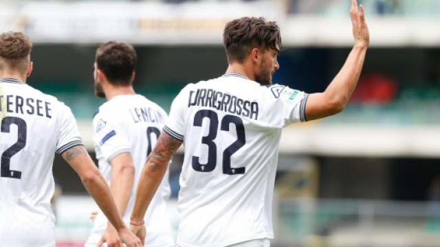 Il bomber Torregrossa dopo il gol del momentaneo 1-2 della rondinelle sugli scaligeri