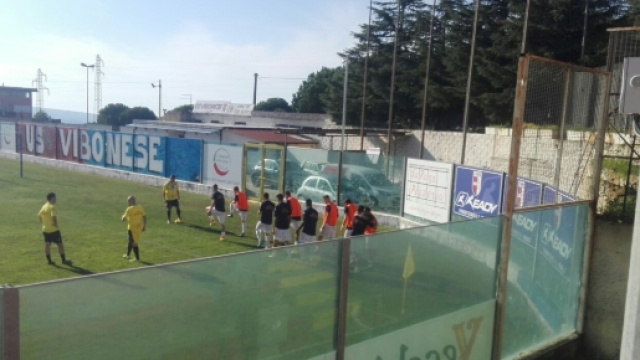 La squadra giallorossa durante il riscaldamento.