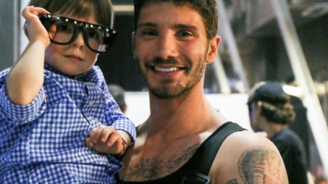 Stefano De Martino assieme al piccolo Giorgio Zacchia - ilcorrierecitta.com