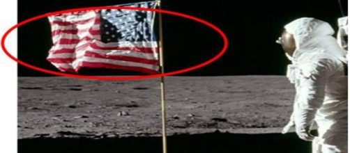 N&atilde;o h&aacute; vento na lua. Porque a bandeira da Apollo est&aacute; tremulando?