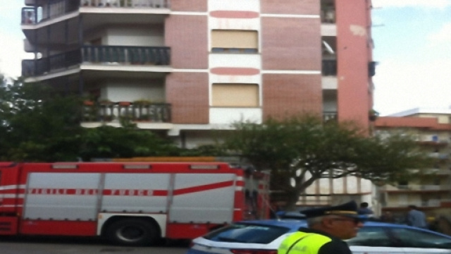 In via Istiditta sono intervenuti Vigili del Fuoco e Polizia.