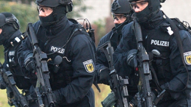 La polizia tedesca &egrave; attualmente alla ricerca di un giovane siriano, Jaber Albakr, sospettato di organizzare un attentato terroristico