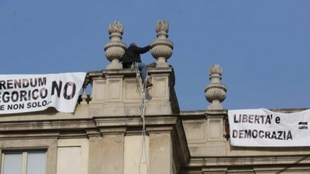 Martin Advinski, 50 anni, espone gli striscioni sul tetto del Teatro alla Scala a Milano (foto "La Repubblica")