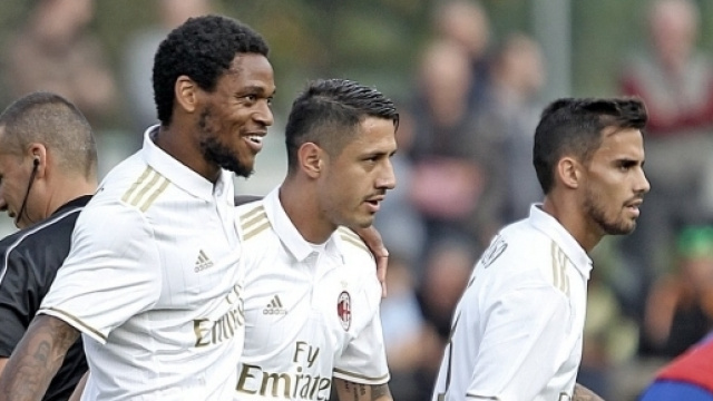 Nella foto, al centro, Gianluca Lapadula, autore di una doppietta.