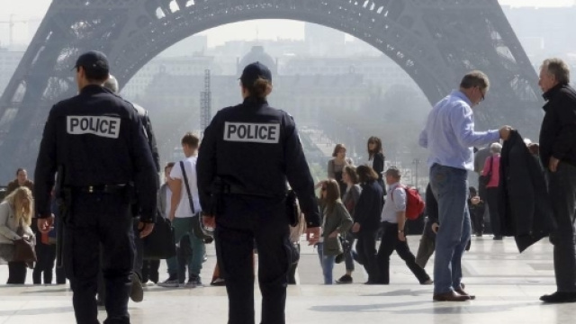 Parigi, due agenti aggrediti con molotov: gravissimi