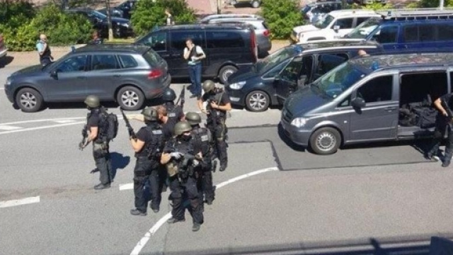 Spari in un cinema in Germania, ucciso l'aggressore. Esclusa l ... - lastampa.it