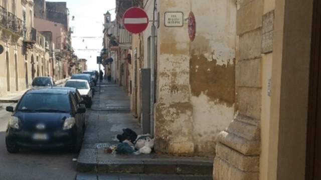 Domenica 09/10: spazzatura all'angolo tra via Aurispa e via Ruggero Settimo