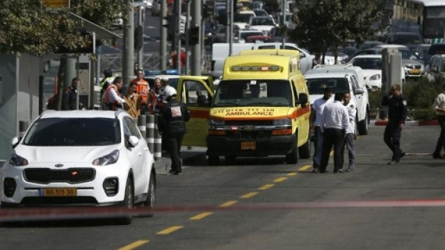 Spari dall'auto contro i passanti a Gerusalemme, due morti e ... - lastampa.it