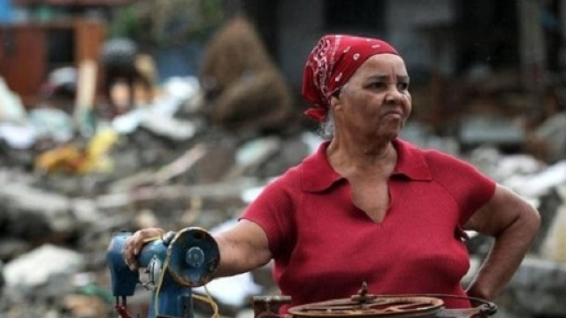 una donna cubana dopo la devastazione dell'uragano