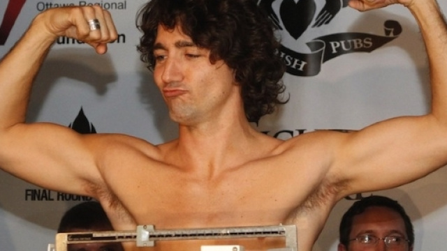 Justin Trudeau mostra i muscoli