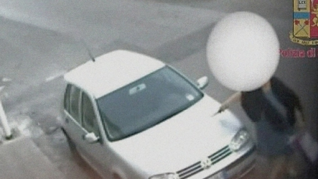 L'immagine &egrave; abbastanza chiara: una donna, armata di coltello, danneggia l'auto.