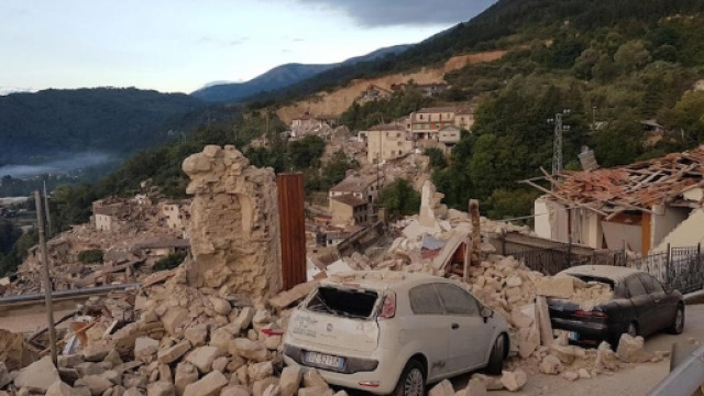 Terremoto, la disperazione del sindaco di Castelsantangelo: 'Crolla tutto'