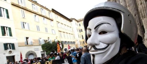 Batalla antisistema: Un manifestante con la careta ... | ELMUNDO.es - elmundo.es