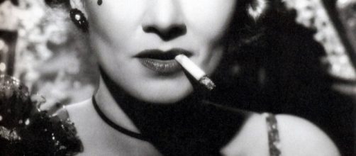 Marlene Dietrich fumando un cigarro