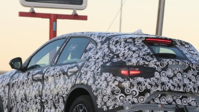 Alfa Romeo Stelvio: le ultime foto spia con poche camuffature