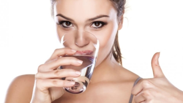 Bere troppa acqua fa male: 59enne va in overdose