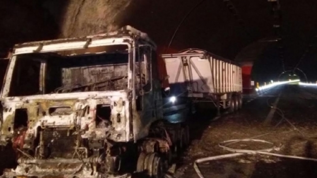 Calabria: autoarticolato in fiamme sull'A3, in galleria