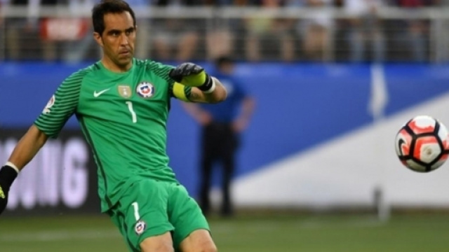 Claudio Bravo: il portiere del Cile &egrave; stato autore di due grandi interventi nel match contro la Colombia