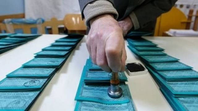 Firmare e timbrare le schede, uno dei compiti degli scrutatori