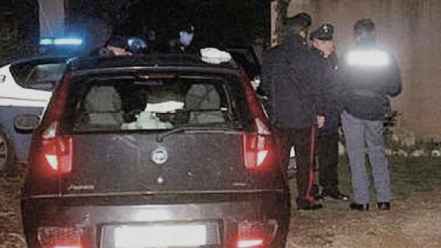 Le indagini sono state affidate a Polizia e Carabinieri.